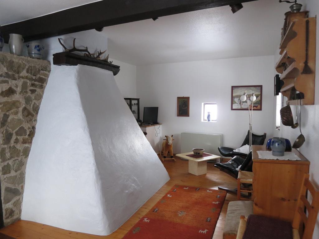 Ferienwohnungen Haus Hinneres Schalkenmehren Bilik gambar