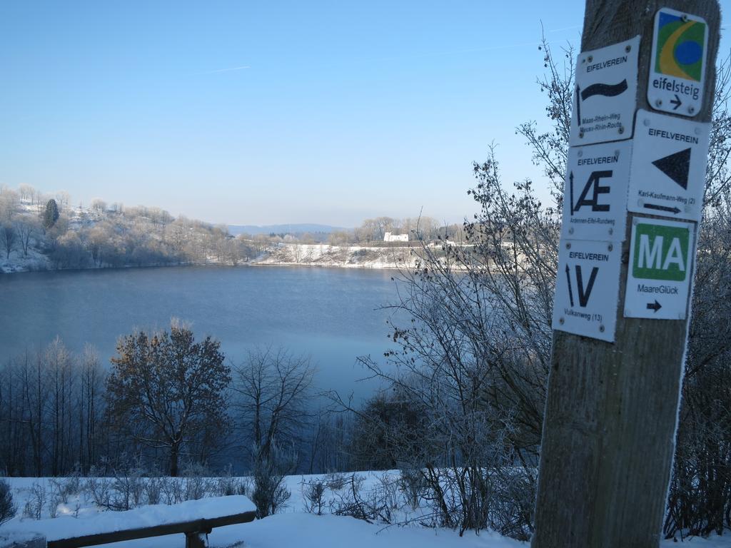 Ferienwohnungen Haus Hinneres Schalkenmehren Luaran gambar